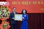 Nguyên Thường trực Ban Bí thư Lê Hồng Anh nhận huy hiệu 55 năm tuổi Đảng
