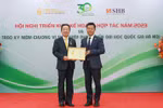 Doanh nhân Đỗ Quang Hiển nhận kỷ niệm chương vì sự nghiệp phát triển ĐHQGHN