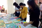 Ở trường phổ thông, nhiều đầu sách đang được bán qua đường nội bộ