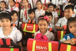 BIDV tặng 5.000 cặp phao cứu sinh cho học sinh vùng sông nước