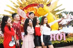 Giới trẻ “điên đảo” trước những khuôn hình đẹp không tì vết tại Lễ hội hoa xuân 
