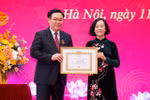 Chủ tịch Quốc hội Vương Đình Huệ nhận Huy hiệu 40 năm tuổi Đảng