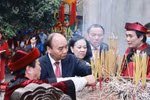 Chủ tịch nước Nguyễn Xuân Phúc dâng hương tưởng niệm các Vua Hùng