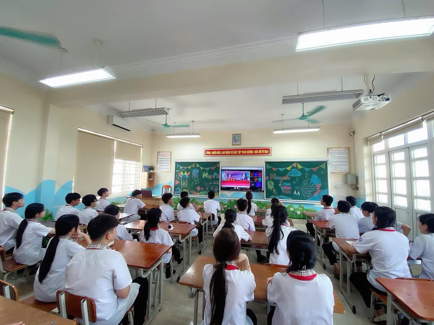 Tỉnh Quảng Ninh đặt ra nhiều nhiệm vụ, giải pháp để đưa tiếng Anh thành ngôn ngữ thứ 2 trong trường học. Ảnh minh họa: Trường THCS Cẩm Phả