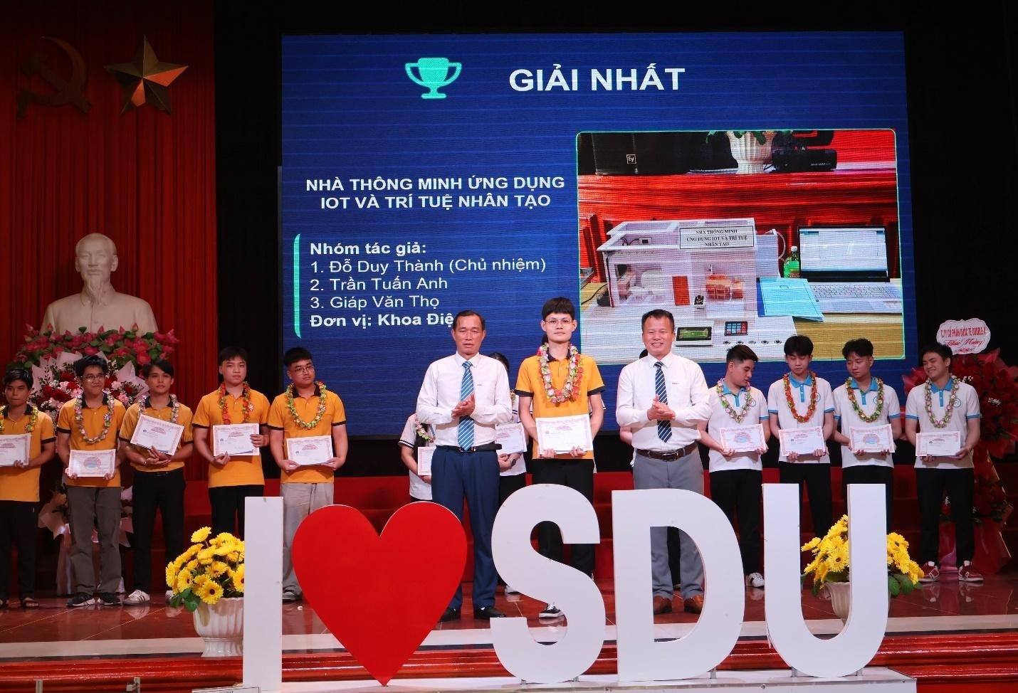 Ban tổ chức trao 1 giải Nhất cho công trình của sinh viên khoa Điện.