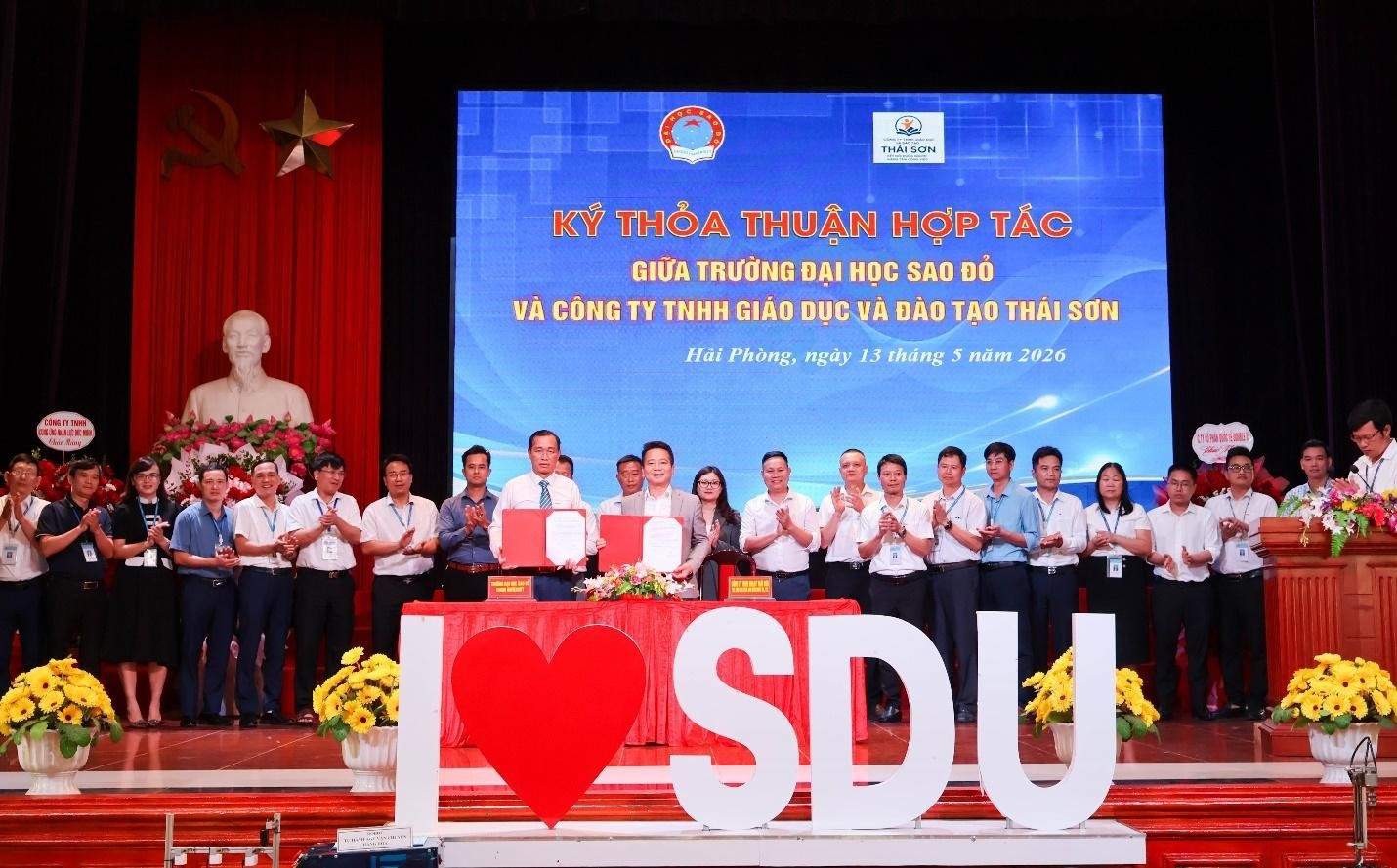 Trường Đại học Sao Đỏ ký thỏa thuận hợp tác với các doanh nghiệp tại buổi tổng kết.