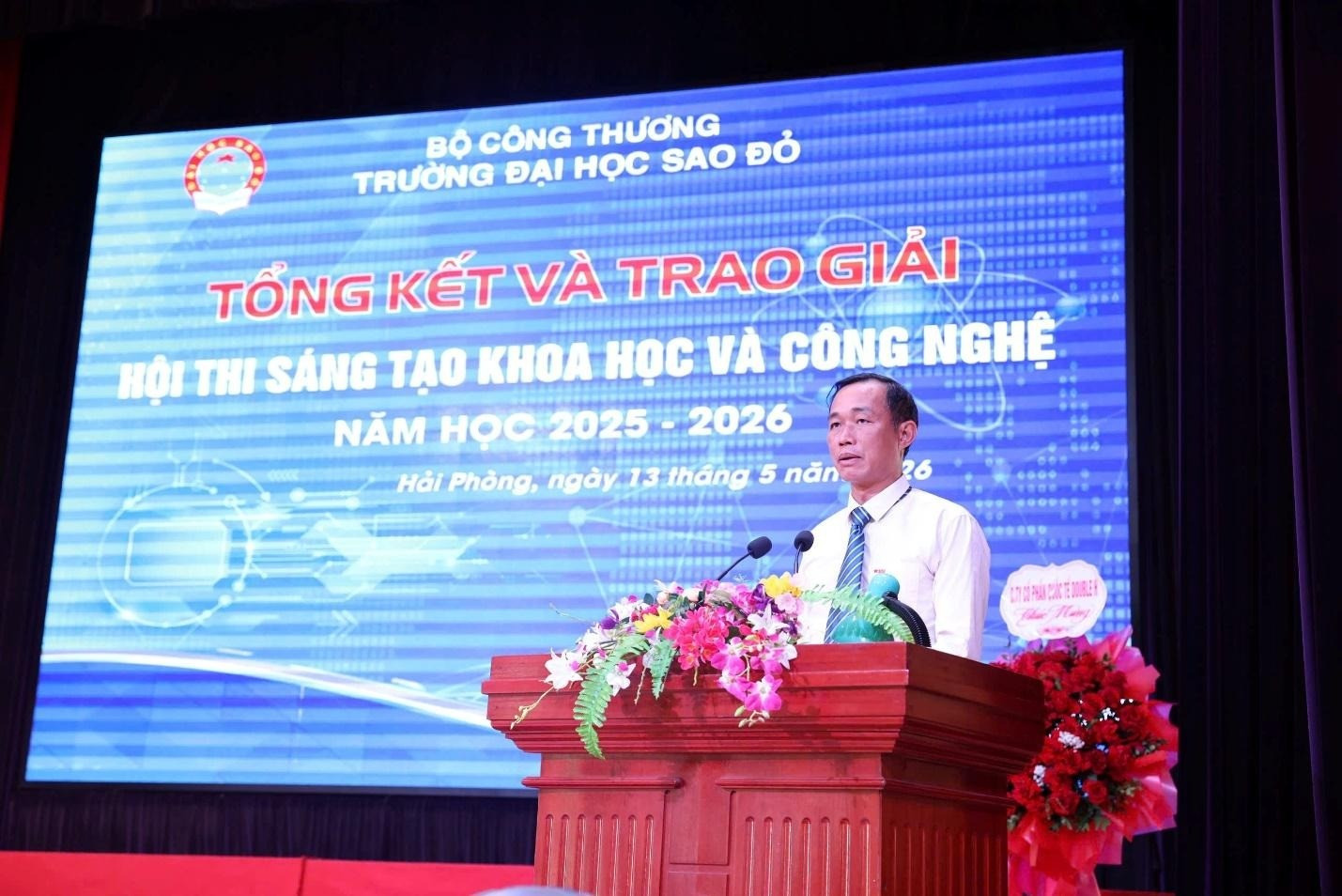 Tiến sĩ Đỗ Văn Đỉnh – Phó Bí thư đảng uỷ, Phó Hiệu trưởng, Trưởng Ban tổ chức Hội thi phát biểu tại buổi tổng kết và trao giải.