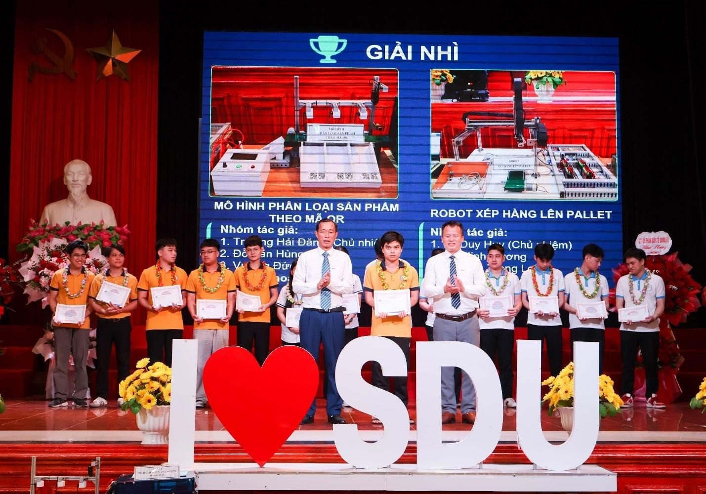 Ban tổ chức trao 2 giải Nhì cho các công trình của sinh viên khoa Điện.