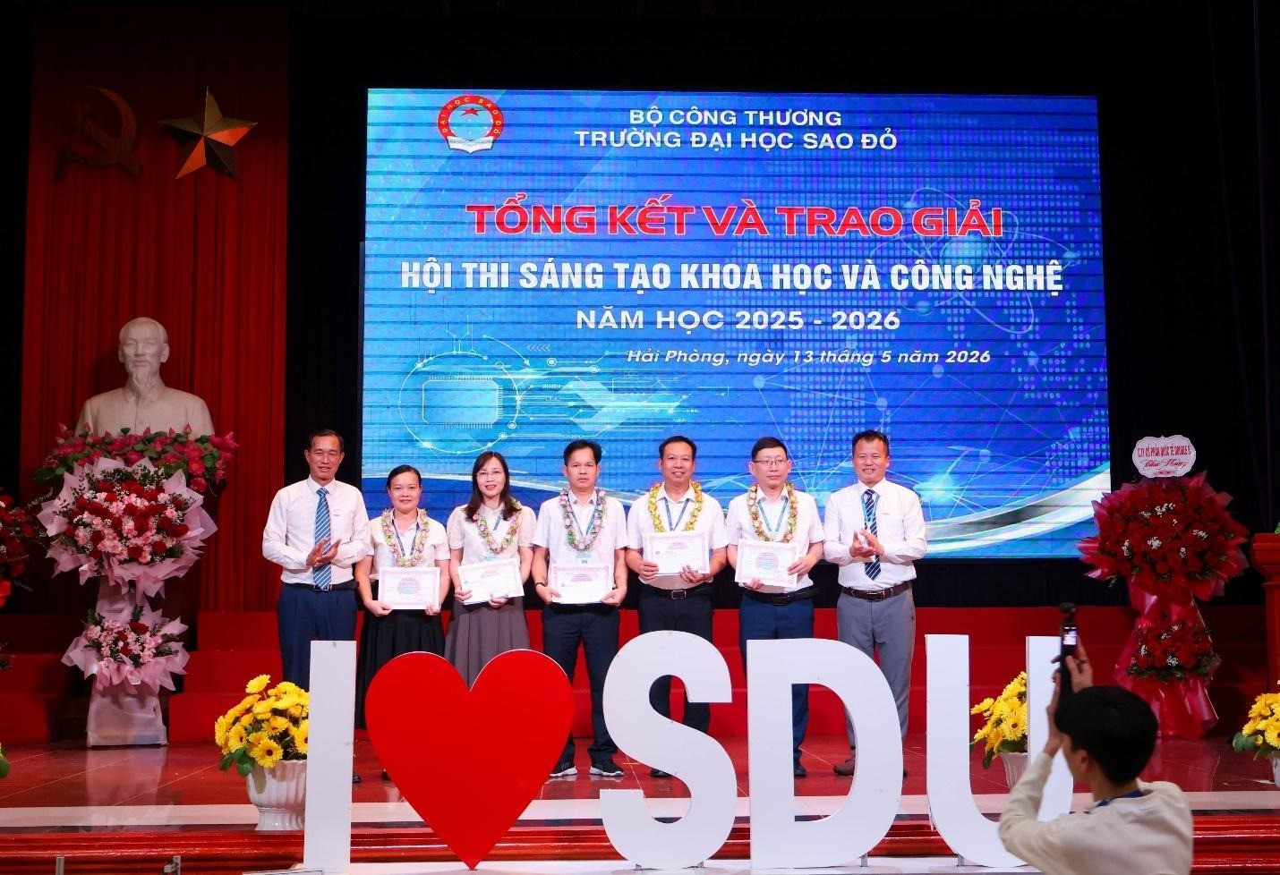 Thành viên đoạt giải các công trình của giảng viên chụp ảnh lưu niệm.
