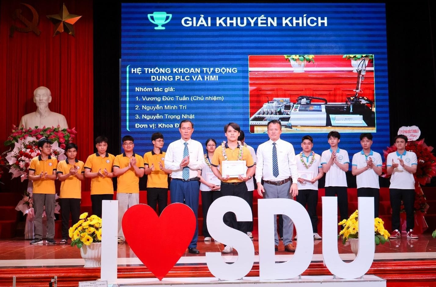 Ban tổ chức trao 6 giải Khuyến khích cho các giải pháp/công trình của học sinh, sinh viên tại Hội thi.