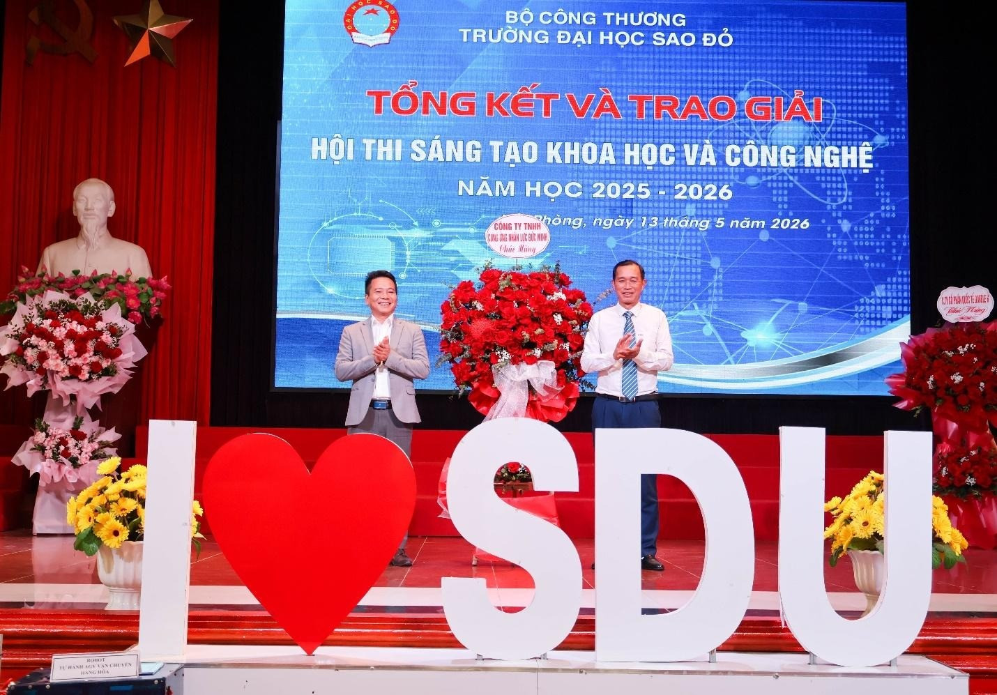 Các doanh nghiệp chúc mừng nhà trường.