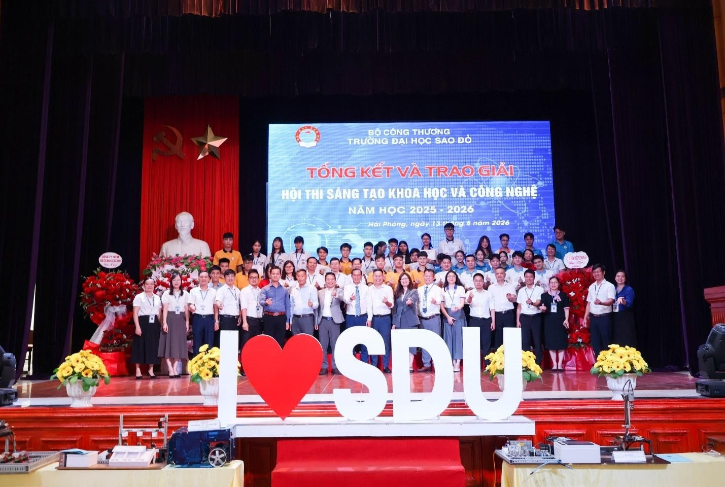 Ban tổ chức, các đại biểu khách mời, các nhóm tác giả giảng viên, học sinh, sinh viên chụp ảnh lưu niệm tại buổi lễ tổng kết và trao giải.