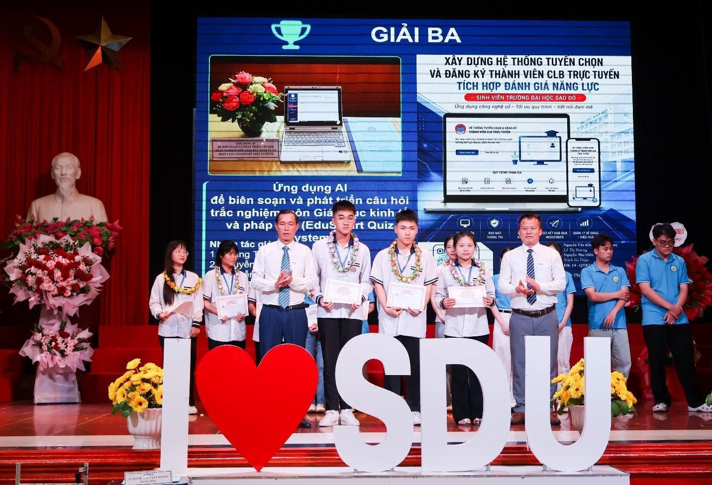 Ban tổ chức trao 5 giải Ba cho các giải pháp/công trình của sinh viên Trường Đại học Sao Đỏ và học sinh Trường Trung học phổ thông Nguyễn Thị Duệ.