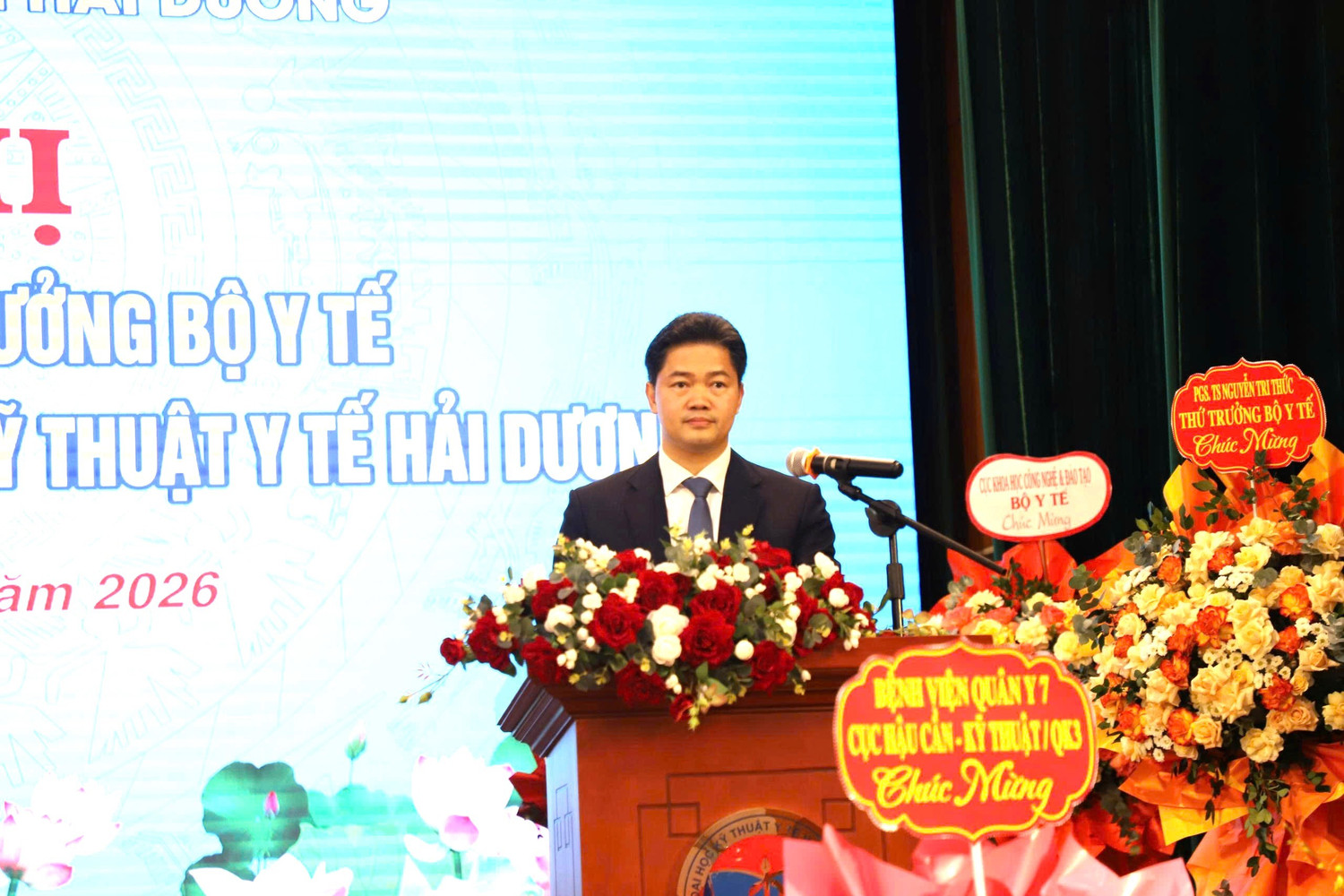 Ủy viên dự khuyết Trung ương Đảng, Thứ trưởng Thường trực Bộ Y tế, Tiến sĩ, Bác sĩ Vũ Mạnh Hà phát biểu tại Hội nghị. Ảnh: website nhà trường