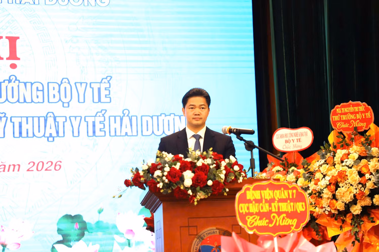 Ủy viên dự khuyết Trung ương Đảng, Thứ trưởng Thường trực Bộ Y tế, Tiến sĩ, Bác sĩ Vũ Mạnh Hà phát biểu tại Hội nghị. Ảnh: website nhà trường
