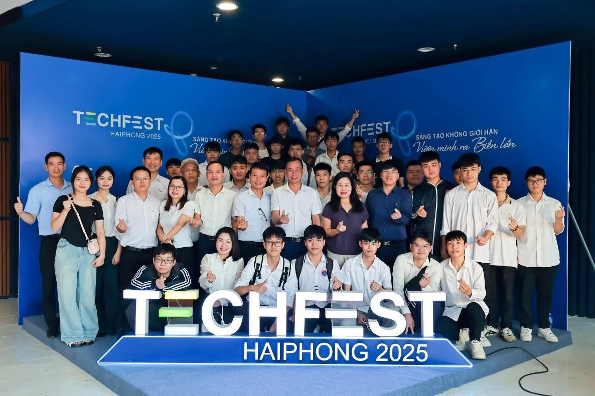 Sinh viên nhà trường tham gia các hoạt động khoa học công nghệ. Ảnh: NTCC