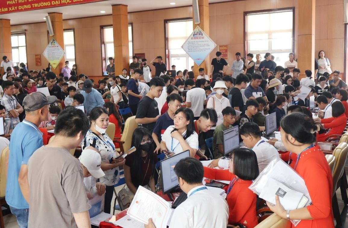 Trường Đại học Sao Đỏ chào đón sinh viên K16 nhập học. Ảnh: NTCC