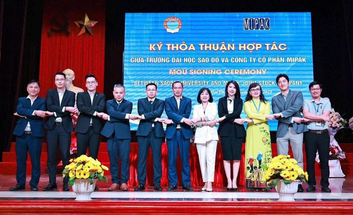 Nhà trường ký kết hợp tác với các doanh nghiệp. Ảnh: NTCC