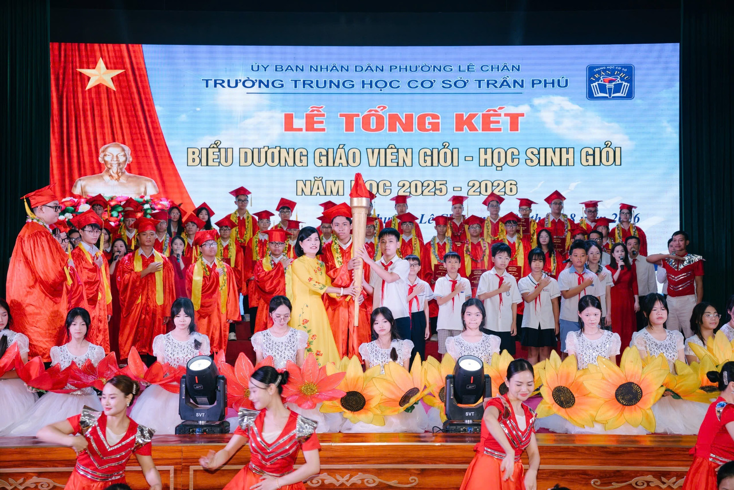 Nghi thức tiếp lửa truyền thống - chuyển giao thế hệ của nhà trường (Ảnh: LMT)