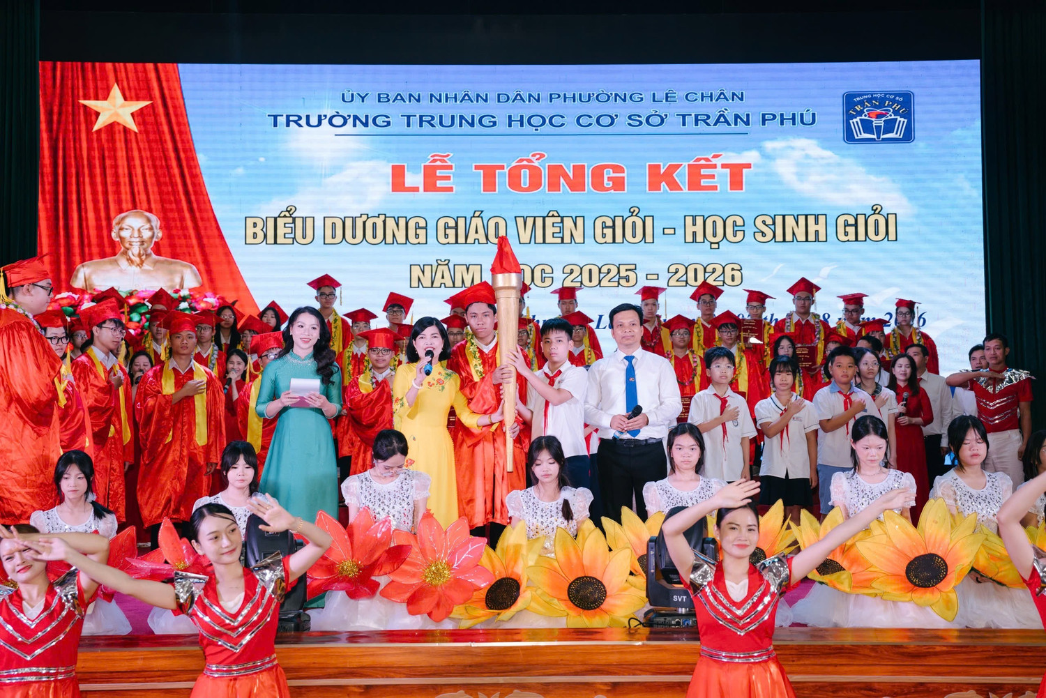 Nghi thức tiếp lửa truyền thống - chuyển giao thế hệ của nhà trường (Ảnh: LMT)