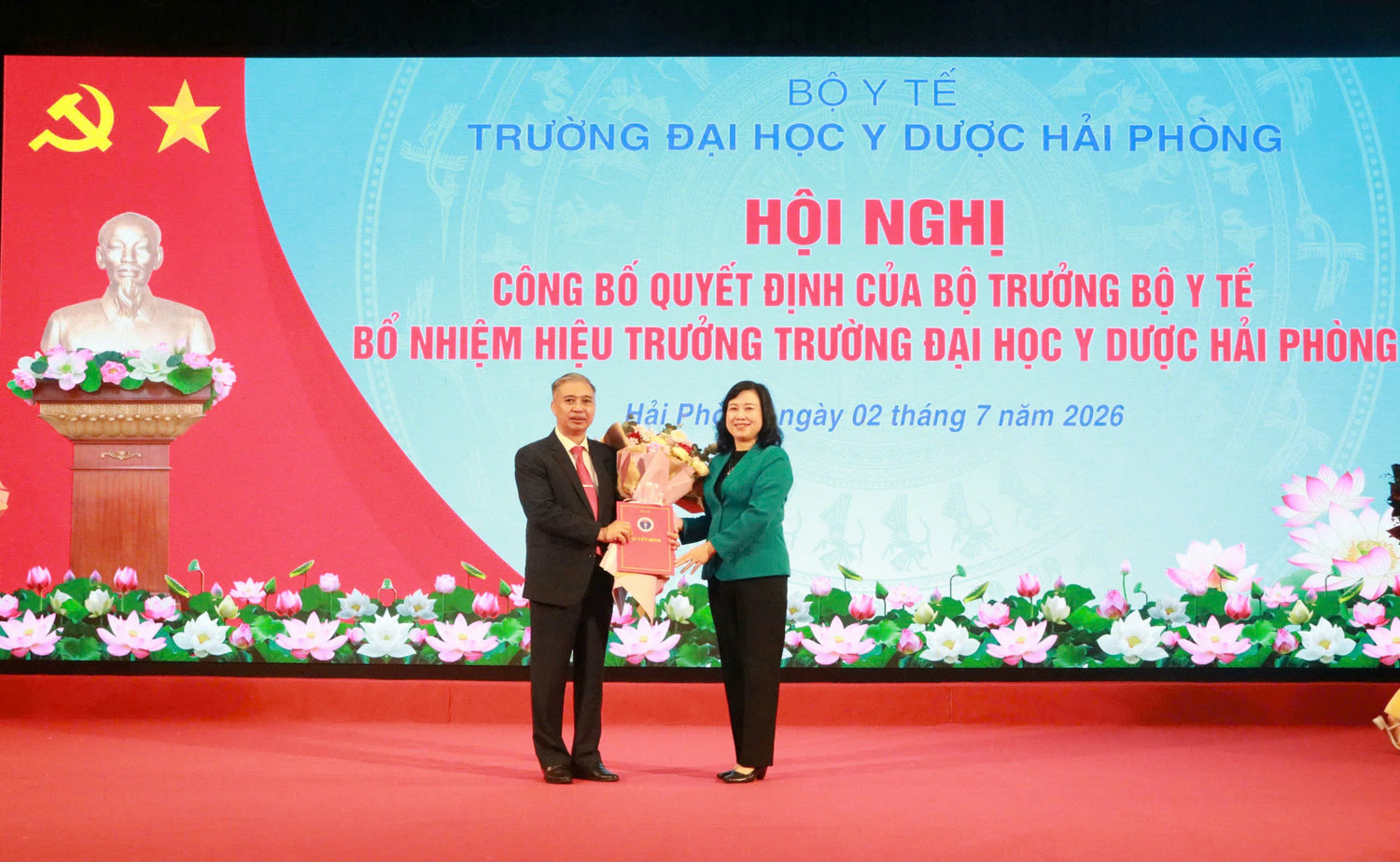 Phó Giáo sư, Tiến sĩ, Bác sĩ Nguyễn Văn Khải được bổ nhiệm giữ chức vụ Hiệu trưởng trường Đại học Y Dược Hải Phòng.