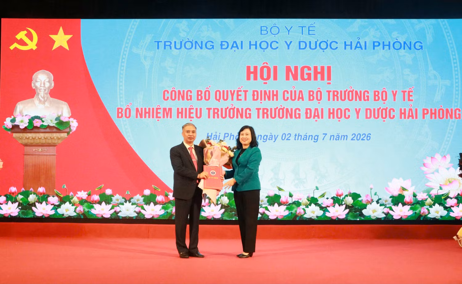 Phó Giáo sư, Tiến sĩ, Bác sĩ Nguyễn Văn Khải được bổ nhiệm giữ chức vụ Hiệu trưởng trường Đại học Y Dược Hải Phòng.