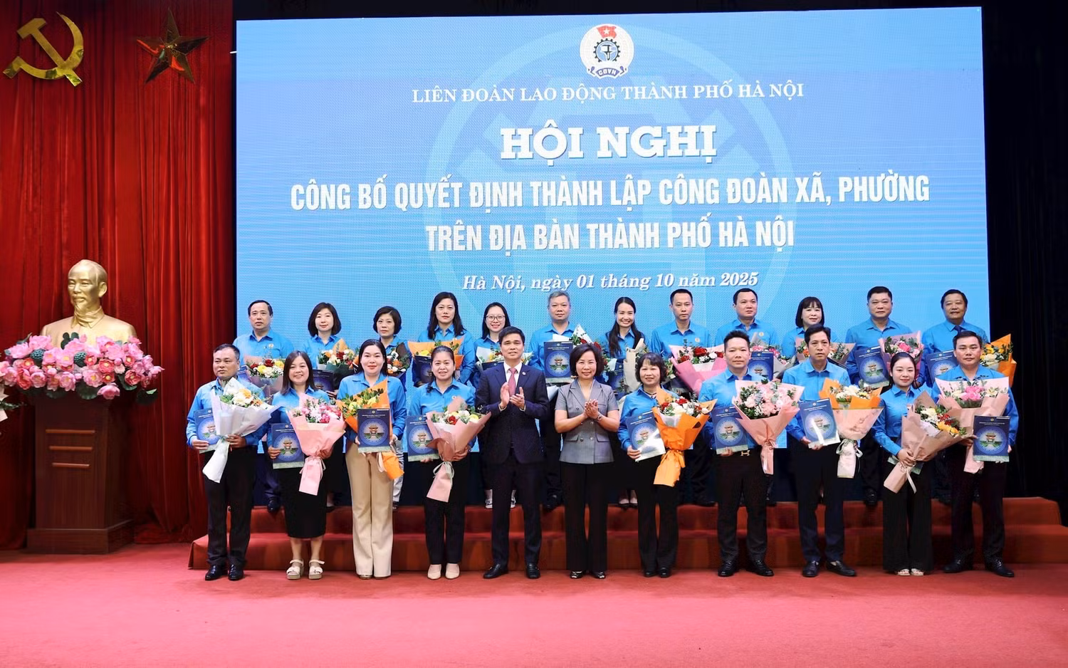Phó Chủ tịch Tổng Liên đoàn Lao động Việt Nam Ngọ Duy Hiểu và Phó Chủ tịch Thường trực Ủy ban Mặt trận Tổ quốc Việt Nam thành phố Hà Nội Bùi Huyền Mai trao quyết định cho các Công đoàn xã, phường. Ảnh: hanoi.gov.vn.