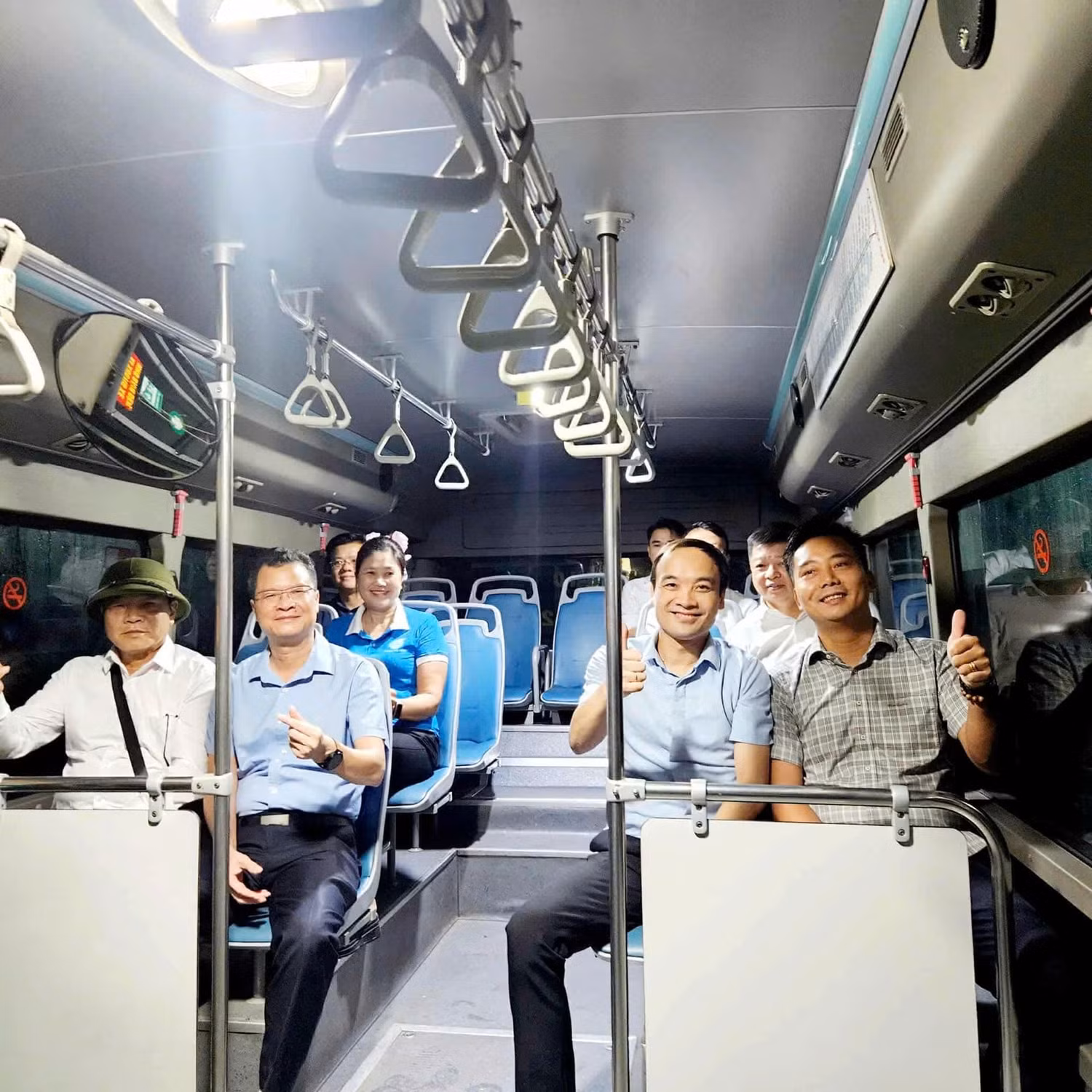 Những hành khách đầu tiên di chuyển trên tuyến buýt 20ATC. Ảnh: hanoi.gov.vn.