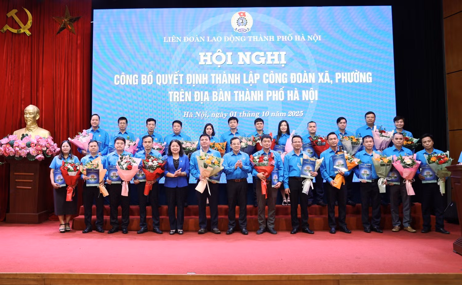 Các Phó Chủ tịch Liên đoàn Lao động thành phố Hà Nội: Nguyễn Chính Hữu, Nguyễn Thị Thu Thủy trao Quyết định cho các Công đoàn xã, phường. Ảnh: hanoi.gov.vn.