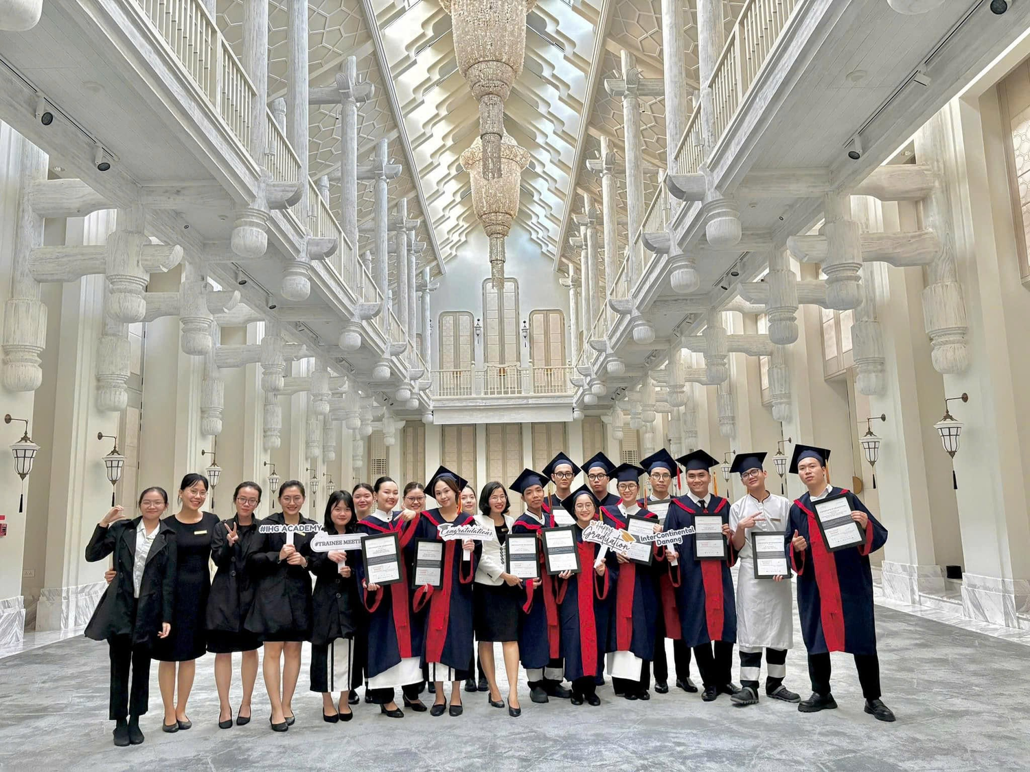Sinh viên Khoa Du lịch kết thúc kỳ thực tập tại Intercontinental. Ảnh: NTCC.
