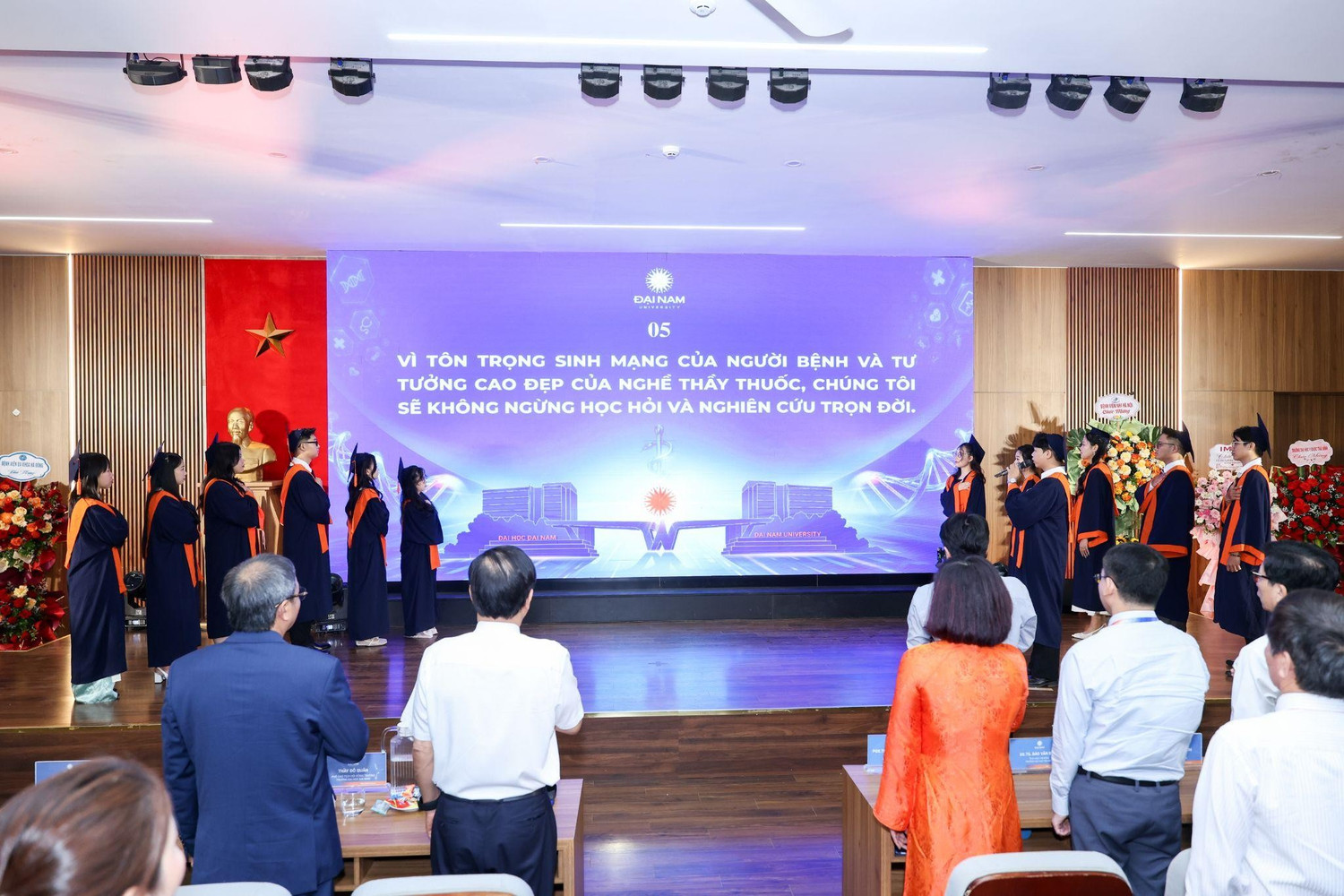 Các tân Bác sĩ Y khoa thực hiện Nghi thức tuyên thệ - Lời thề Hippocrates. Ảnh: NTCC.
