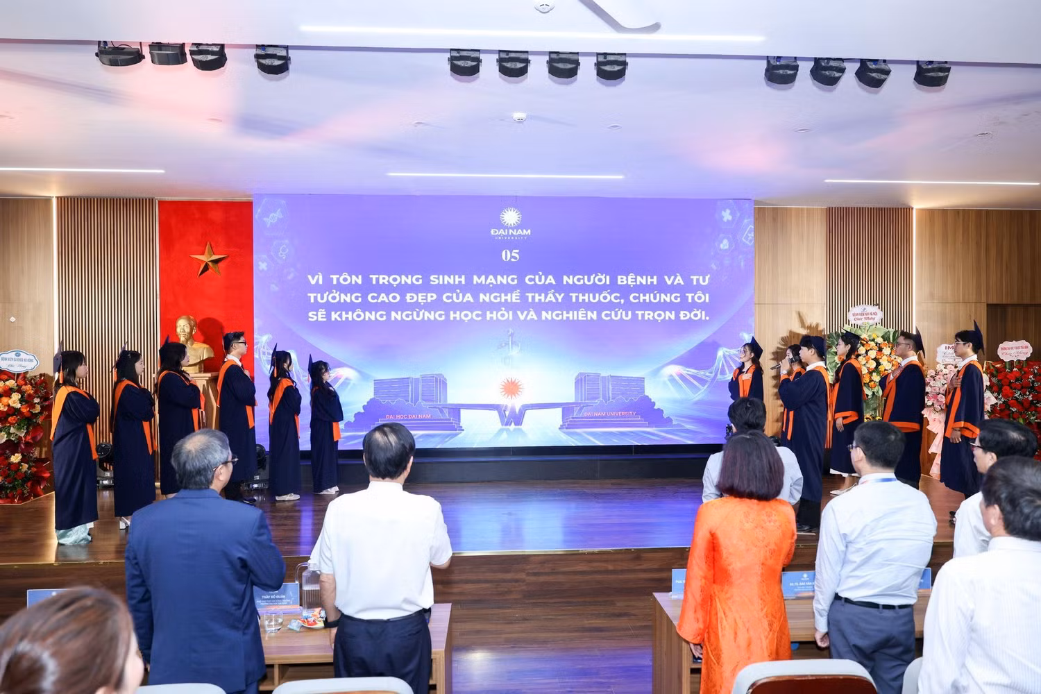 Các tân Bác sĩ Y khoa thực hiện Nghi thức tuyên thệ - Lời thề Hippocrates. Ảnh: NTCC.