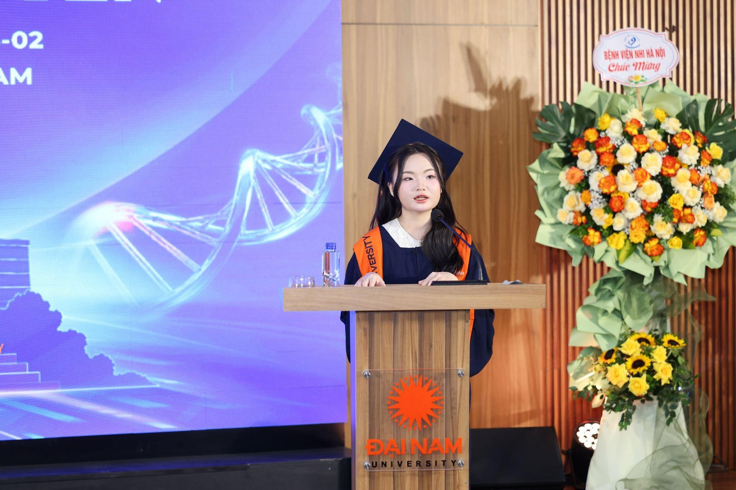Tân bác sĩ Trần Hải Yến phát biểu tri ân nhà trường, thầy cô và phụ huynh. Ảnh: NTCC.