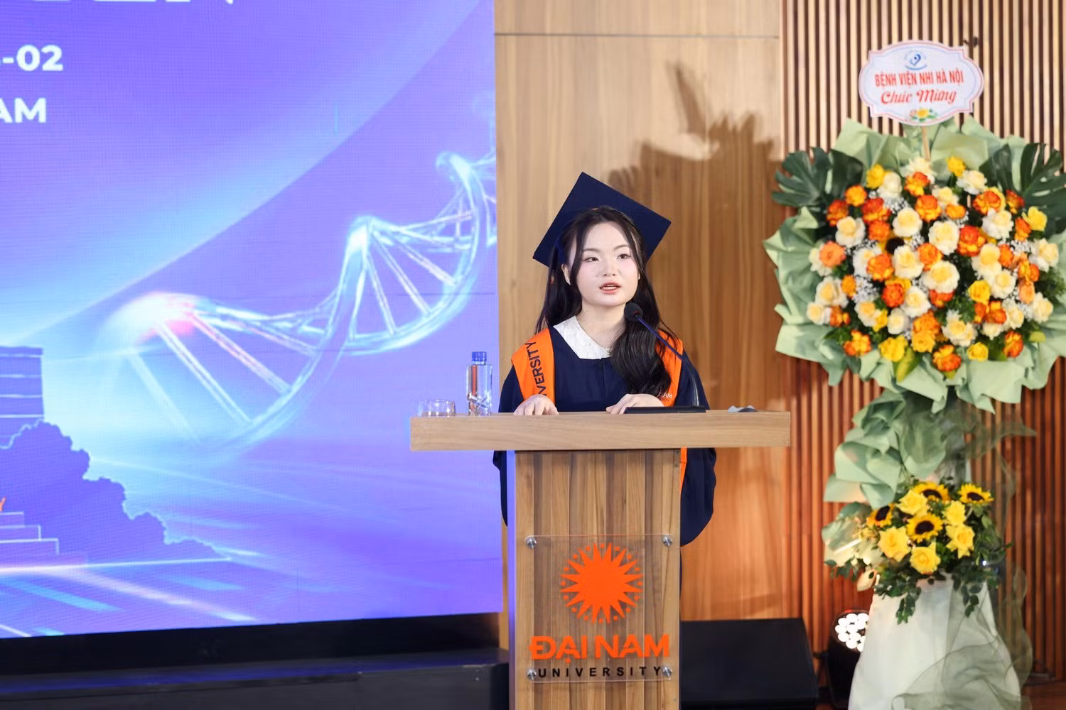 Tân bác sĩ Trần Hải Yến phát biểu tri ân nhà trường, thầy cô và phụ huynh. Ảnh: NTCC.
