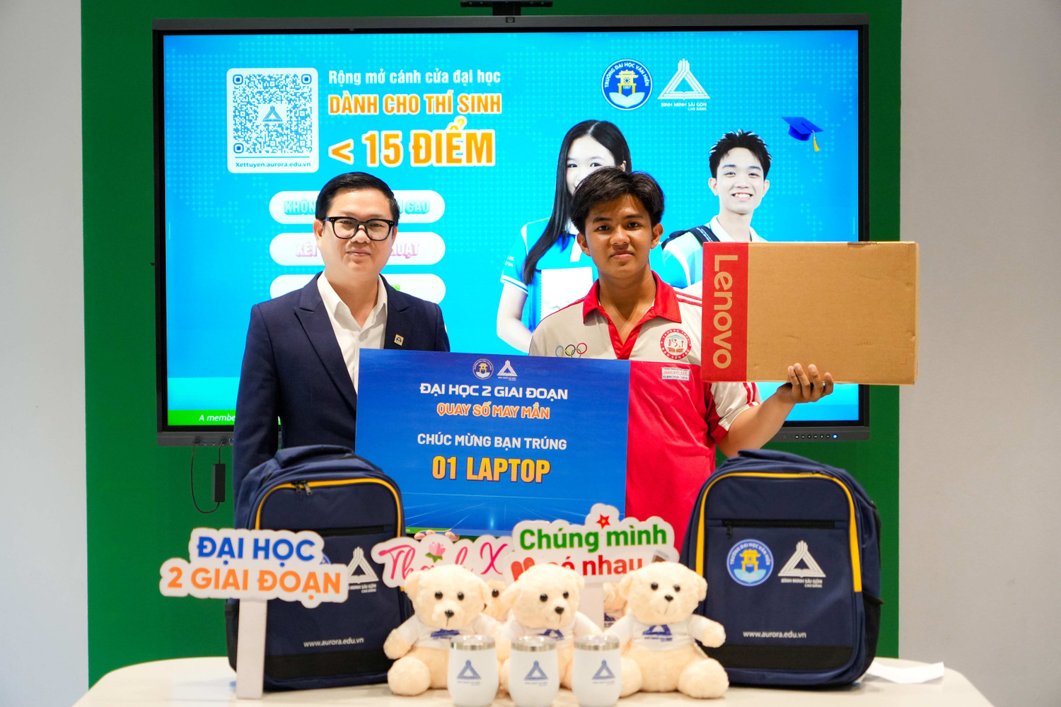 Thí sinh đăng ký xét tuyển tại link https://xettuyen.aurora.edu.vn/ và nhận cơ hội quay số may mắn trúng nhiều phần quà đặc biệt.