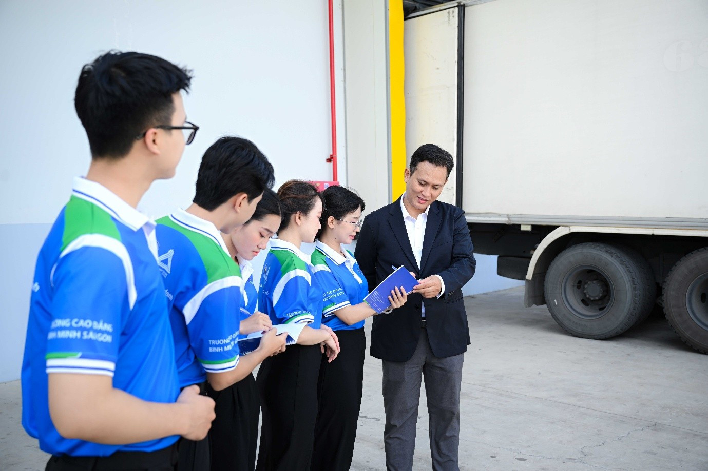 Sinh viên Đại học 02 giai đoạn được trải nghiệm doanh nghiệp vào học kì đầu tiên của năm nhất để tiếp cận thực tế ngành học.