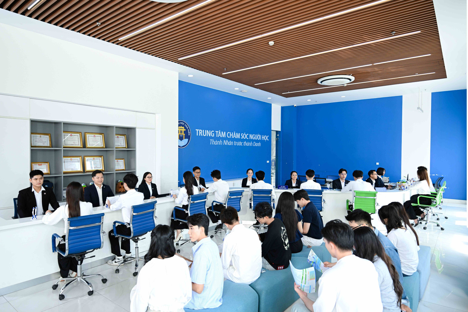 Đông đảo phụ huynh, thí sinh đến trường để được tư vấn và làm thủ tục nhập học. Thí sinh đăng ký học tại đây https://xettuyen.aurora.edu.vn/.