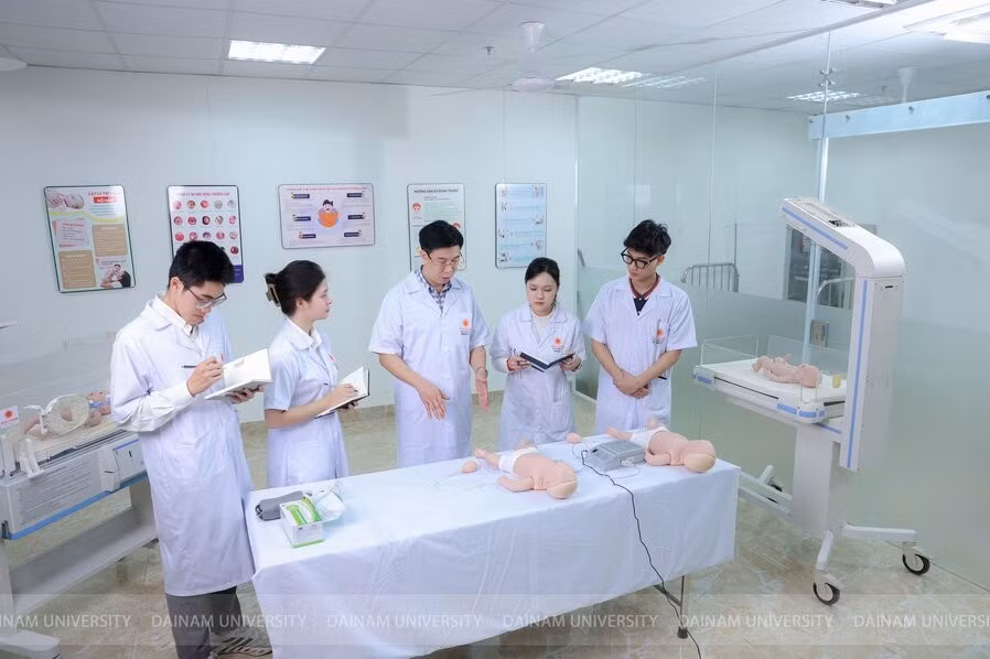 Sinh viên khối ngành Sức khỏe "học đi đôi với hành" tại Trung tâm tiền lâm sàng hiện đại ngay trong trường.