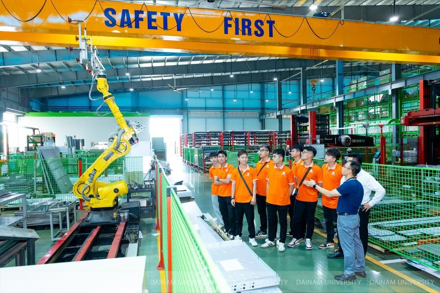 Doanh nghiệp đồng hành trong đào tạo.