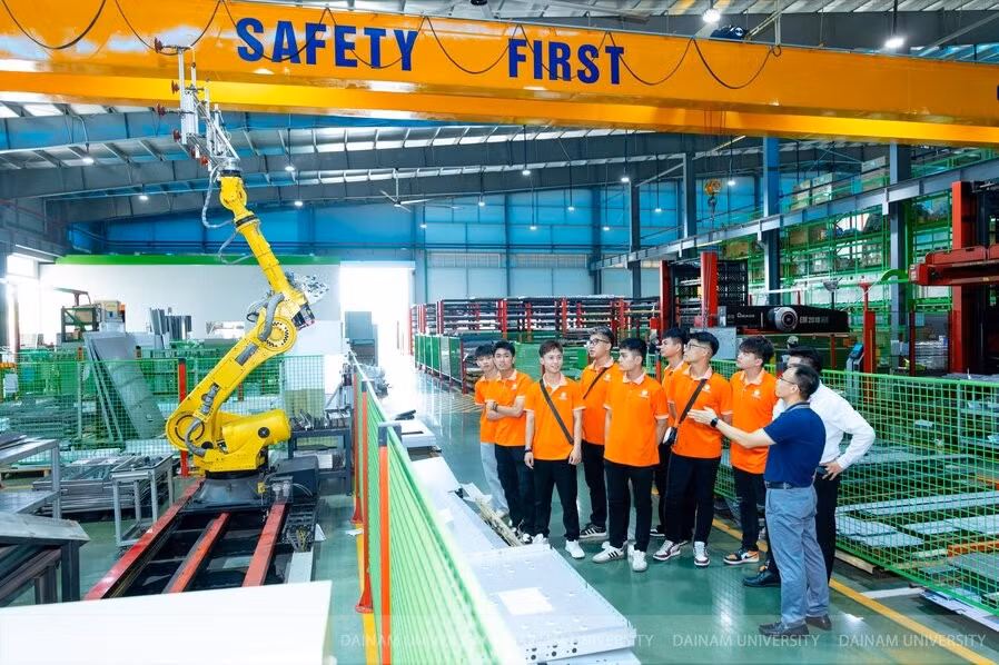 Doanh nghiệp đồng hành trong đào tạo.