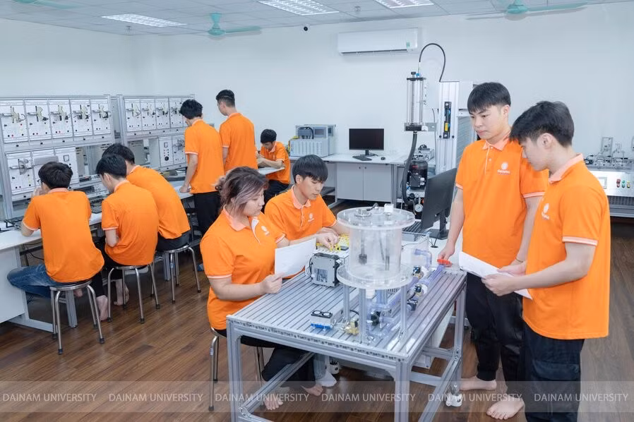 Sinh viên khối ngành Kỹ thuật công nghệ thực hành tại các phòng lab công nghệ cao.