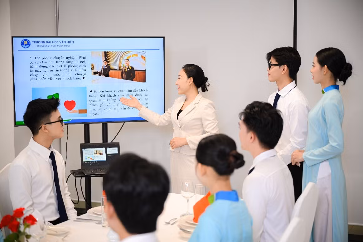 Sinh viên Trường Đại học Văn Hiến được đào tạo nghiệp vụ gắn với thực tiễn, phát triển kỹ năng chuyên môn, tác phong nghề nghiệp và khả năng đáp ứng yêu cầu của thị trường lao động.