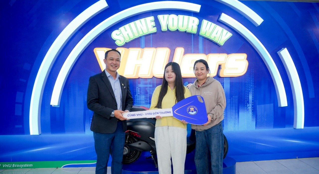 Thí sinh quay số may mắn trúng xe máy điện khi tham gia nhập học tại Đại học Văn Hiến.