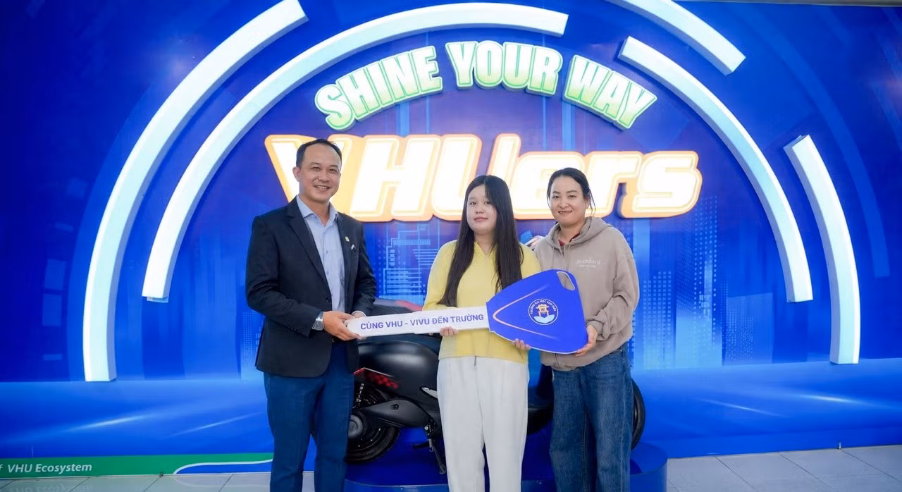 Thí sinh quay số may mắn trúng xe máy điện khi tham gia nhập học tại Đại học Văn Hiến.