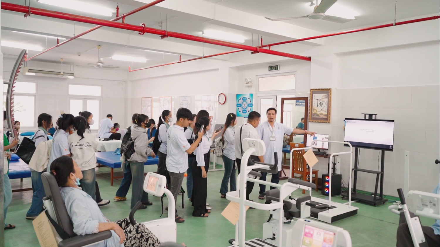 Chuyến trải nghiệm thực tế của sinh viên khối ngành Giáo dục - Tâm lý tại khoa Phục hồi chức năng, Bệnh viện C Đà Nẵng. Ảnh: NTCC.