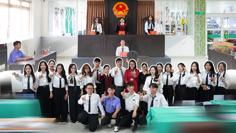 Sinh viên Trường Đại học Đông Á tham gia phiên tòa giả định “Tranh chấp về xử lý kỷ luật lao động theo hình thức sa thải”. Ảnh: NTCC.