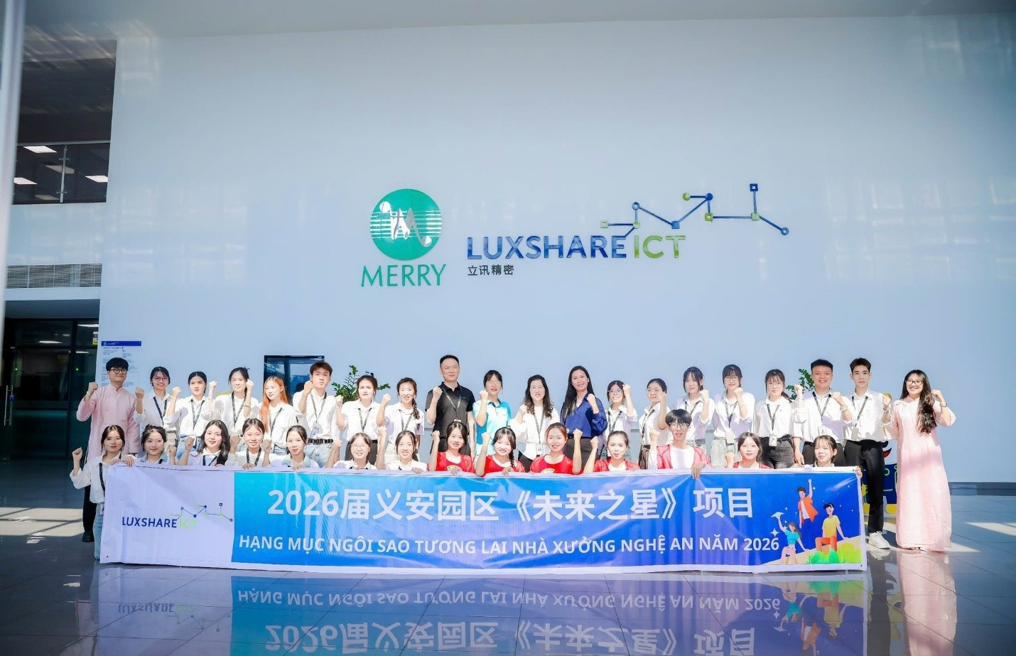 Sinh viên Trường Đại học Đông Á trở thành nhân viên chính thức tại Luxshare ICT (Nghệ An). Ảnh: NTCC.