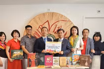 NXBGDVN tăng cường kết nối văn hóa, giáo dục với cộng đồng người Việt tại Pháp, Ý