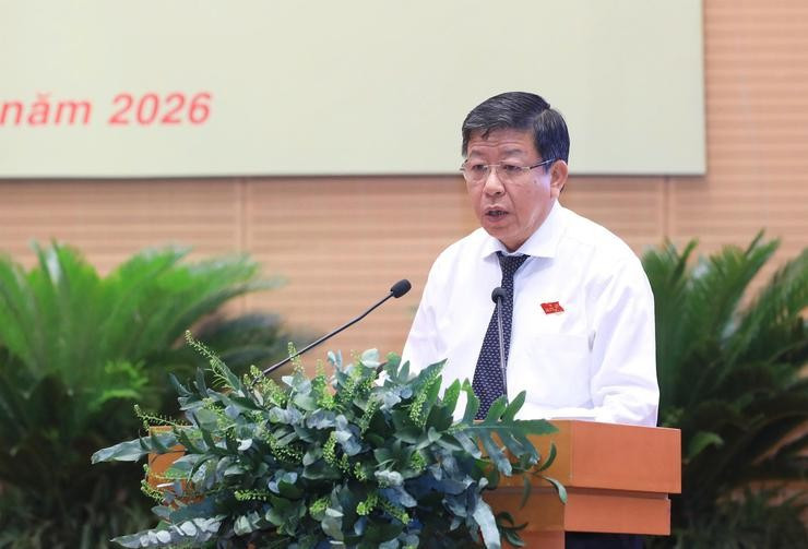Phó Chủ tịch Thường trực UBND Thành phố Dương Đức Tuấn báo cáo tóm tắt nội dung của Nghị quyết tại Kỳ họp. Ảnh: hanoi.gov.vn