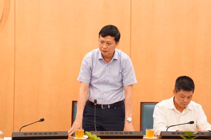Giám đốc Sở Giáo dục và Đào tạo Hà Nội Nguyễn Văn Hiền báo cáo tại cuộc họp. Ảnh: hanoi.gov.vn